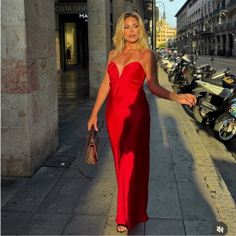 VIRAL NEW ! ZARA SATIN SWEETHEART DRESS
🚨FIRM PRICE NO DISCOUNT ON THIS DRESS - Picture 7 of 15